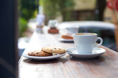 Bisküvili bir fincan kahve ve tabağın ayrıntıları..