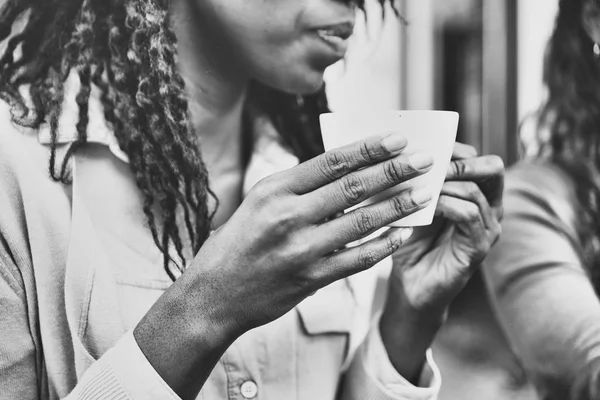 Молодая Африканская Женщина Пьет Кофе — стоковое фото