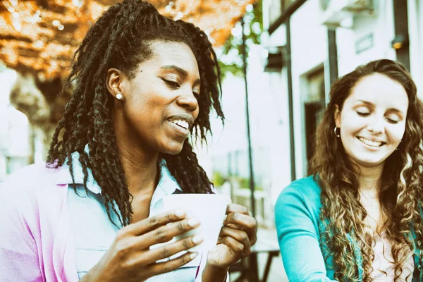 Fiatal Lányok Beszélnek Isznak Kávé Outsode Pékség Bolt — Stock Fotó