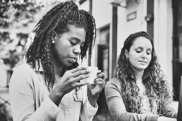 Chicas Jóvenes Hablan Beben Café Outsode Panadería — Foto de Stock