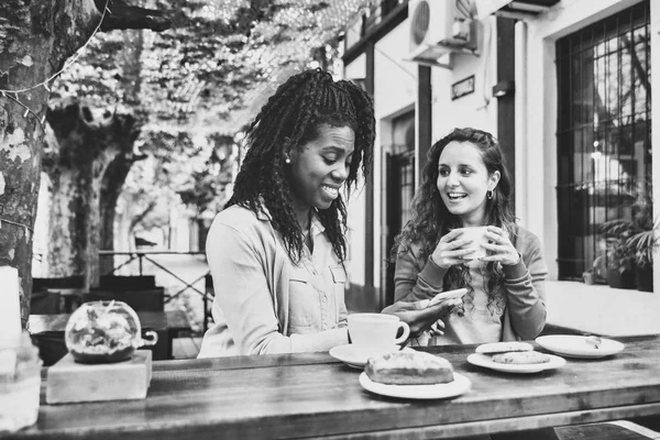 Girls Watch mobile, chat and talk at the coffee shop.