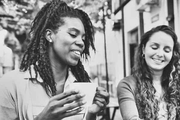 年轻姑娘们在面包店边聊天边喝咖啡 — 图库照片