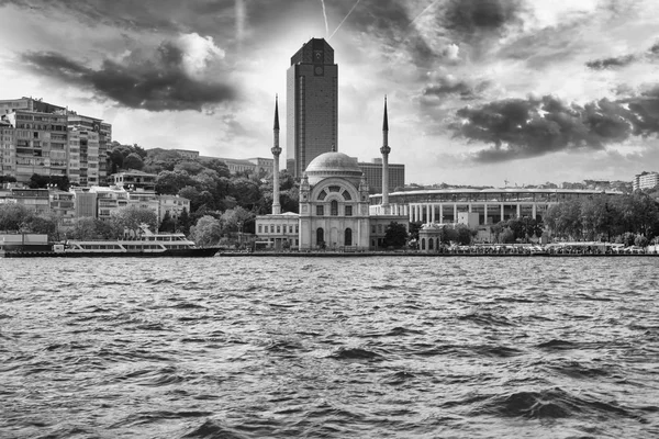 Ντολμά Μπαχτσέ Τζαμί Και Σύγχρονο Ουρανοξύστη Κωνσταντινούπολη Τουρκία — Φωτογραφία Αρχείου