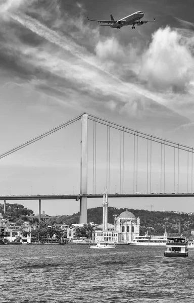 Τζαμί Ορτάκιοϊ Και Γέφυρα Του Βοσπόρου Στην Κωνσταντινούπολη Τουρκία — Φωτογραφία Αρχείου