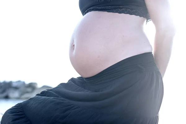 Mujer Embarazada Vientre Visto Contra Sol —  Fotos de Stock