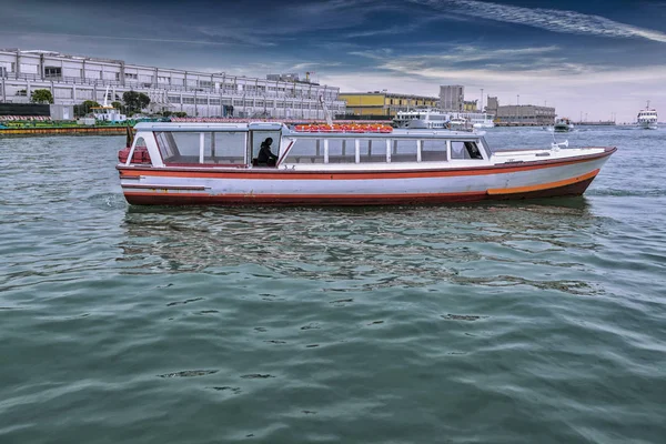 Barco Turístico Mar Contra Edifícios Cidade — Fotografia de Stock