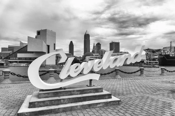 Bir Cleveland işareti, üç şehir, şehir merkezinden çevre Batı Yakası bakan.