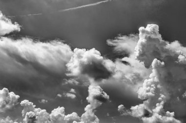 Fırtınadan sonra mavi gökyüzü ve beyaz bulutlar.