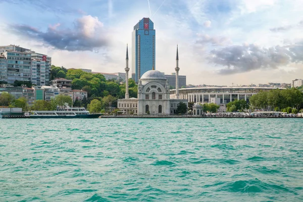 Ντολμά Μπαχτσέ Τζαμί Και Σύγχρονο Ουρανοξύστη Κωνσταντινούπολη Τουρκία — Φωτογραφία Αρχείου