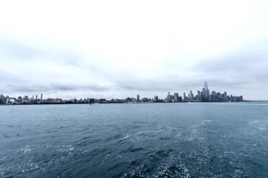 Şehir merkezindeki Manhattan siluetinin su altında bulutlu gökyüzü, New York City, Amerika Birleşik Devletleri