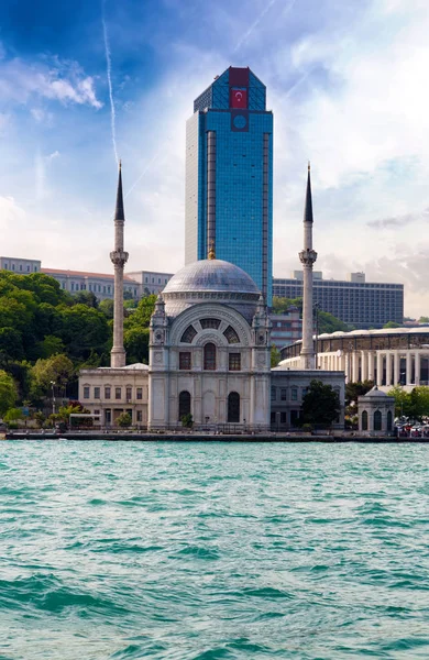Долмабахче Мечеті Сучасному Хмарочосі Стамбул Туреччина — стокове фото