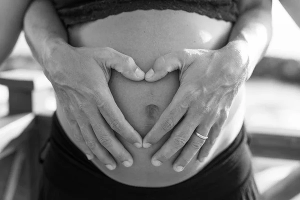 Mujer Embarazada Playa Las Manos Del Marido Forma Del Corazón —  Fotos de Stock