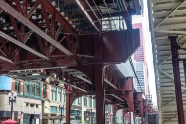 Chicago döngüsünde yükseltilmiş Metro.