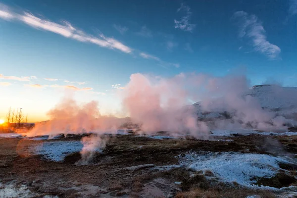 Krásná Malá Gejzír Při Západu Slunce Islandu — Stock fotografie