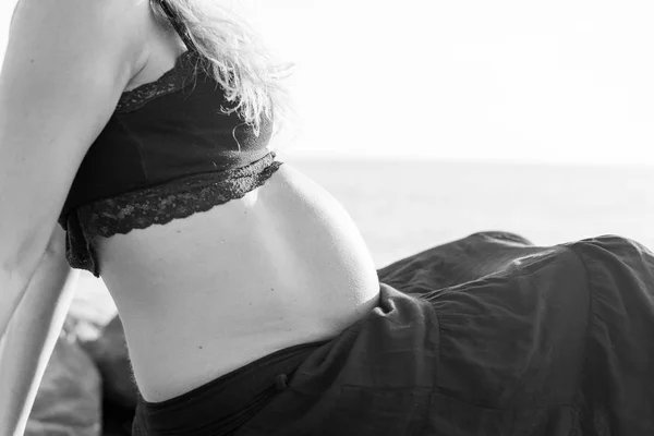 Hamile Kadını Uçurum Üzerinde Oturan — Stok fotoğraf