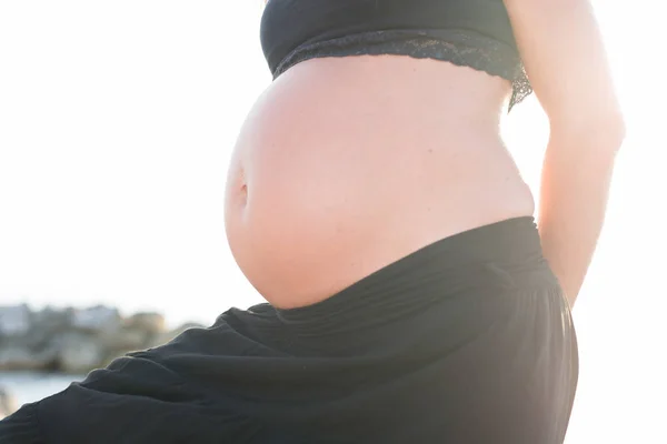 Беременная Женщина Живот Виден Солнце — стоковое фото