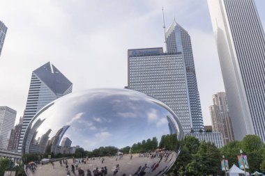 Chicago, Il/Amerika Birleşik Devletleri - 21 Haziran 2018: The Cloud Gate heykel Millennium Parkı. Chicago ve t fasulye önemli bir turistik hale geldi.