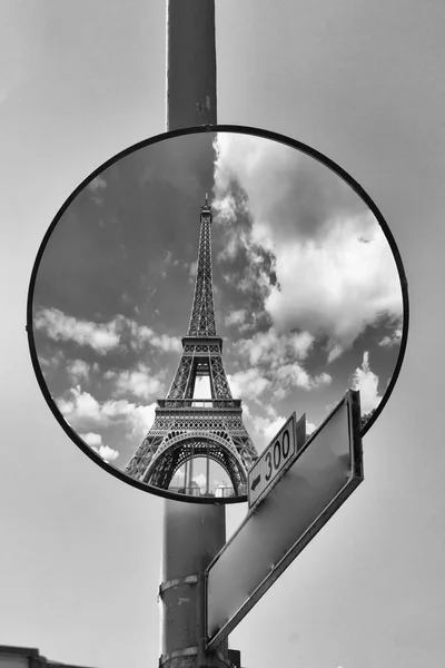 Eiffeltoren Weerspiegeld Straat Spiegel — Stockfoto