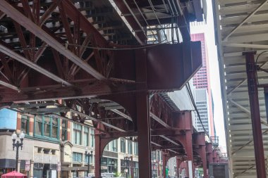 Chicago döngüsünde yükseltilmiş Metro.