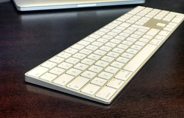 Nahaufnahme Der Weißen Tastatur Auf Dem Schreibtisch — Stockfoto