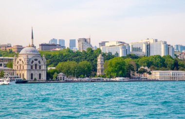 Dolmabahçe Camii ve modern gökdelen, istanbul, Türkiye.