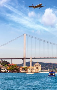 Ortaköy Camii ve Boğaziçi Köprüsü, İstanbul, Türkiye.