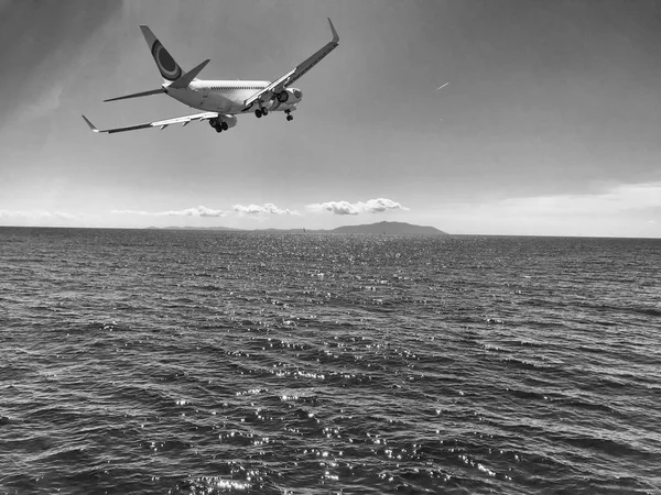 Vliegtuig Vliegt Zee Onder Heldere Hemel — Stockfoto