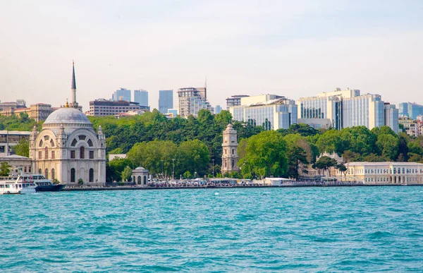 Dolmabahce Mosque Modern Skyscraper Istanbul Turkey — Stock Photo, Image