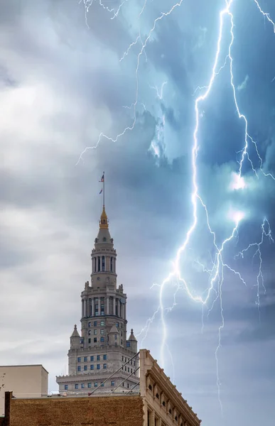 Downtown Cleveland Ohio Terminal Tower Illuminato Incorniciato Dal Justice Center — Foto Stock