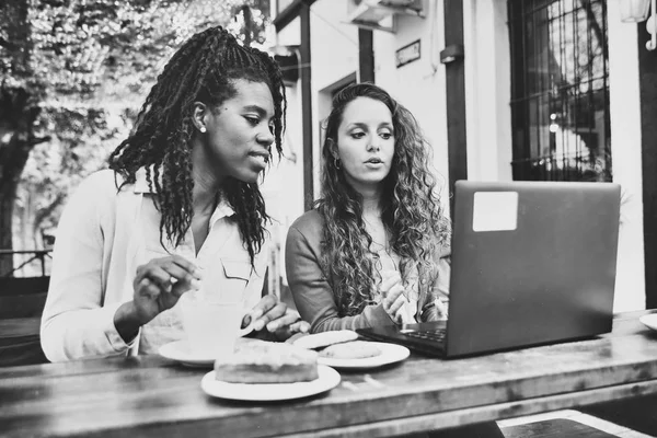 Két Fiatal Nők Előtt Kávéfogyasztás Mobil Laptop Között Munkatalálkozó — Stock Fotó