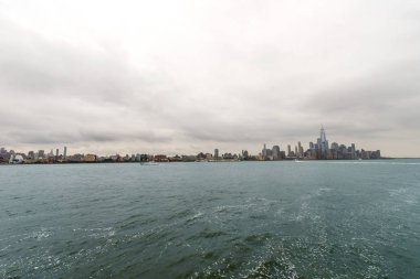 Manhattan'ın güzel görünüm'ün altındaki bulutlu gökyüzü, New York City, Amerika Birleşik Devletleri