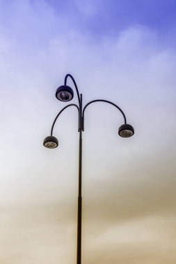 Bulutlu gökyüzü karşı sokak sokak lâmbası direği