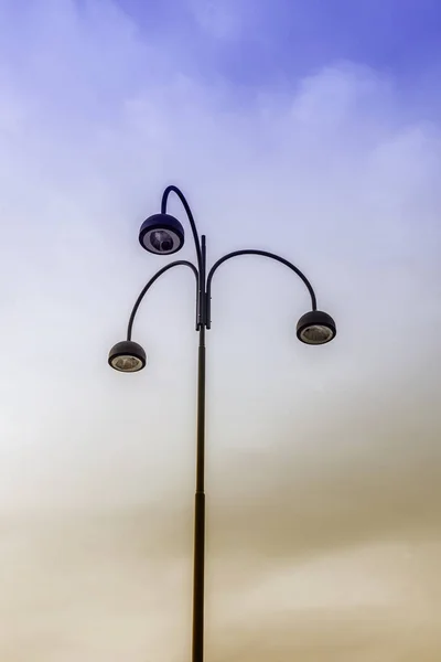 Pouliční Lampy Proti Zatažené Obloze — Stock fotografie