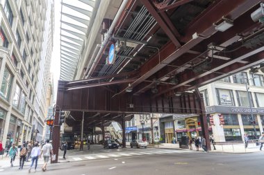 Chicago Il - 21/06/2018 - kentsel yaşam Downtown Chicago öğleden sonra hafta sonu. Karşıdan karşıya geçerken ve kaldırımda yürüyen insanlar. CTA geçiş sokağın az trafik içeren yukarıda.