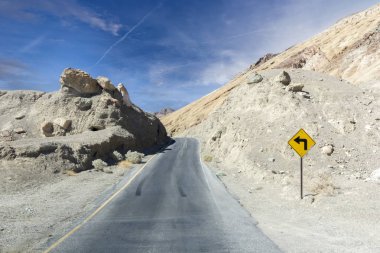 yol tabelasını ile kayalık çöl yoluyla