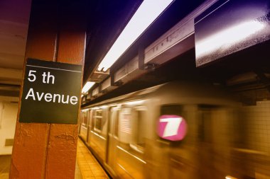 Fifth Avenue Metro New York'un Manhattan istasyonu kayıt. 