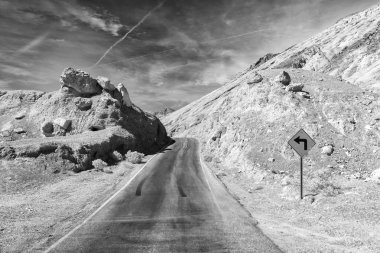 Kayalık çölde sürücü.