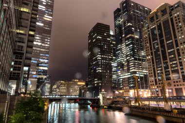 Chicago gece yağmur altında tarafından.