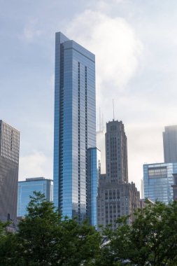Bulutlu gökyüzü karşı Chicago manzarası