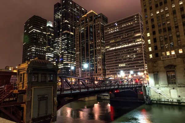 夜のシカゴのビュー — ストック写真