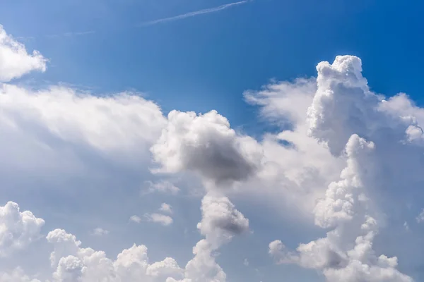 Синее Небо Белые Облака После Шторма — стоковое фото