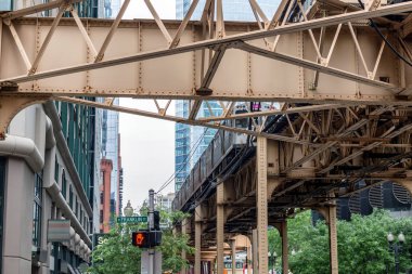 metro tren görünümünü Chicago'da metal Köprüsü