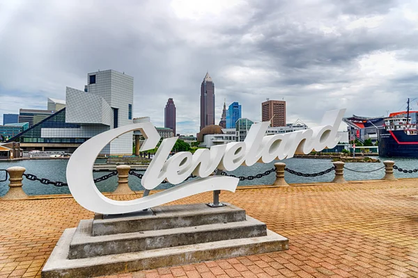 Bir Cleveland işareti, üç şehir, şehir merkezinden çevre Batı Yakası bakan.