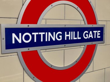 Londra, İngiltere - Dicember 12, 2018: Notting Hill Gate, Londra Metro İstasyonu işaretiyle Street mobilya.