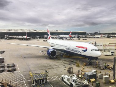 Londra, İngiltere - 12 Haziran 2018: British Airways uçak Heathrow Havaalanı. Londra merkezli şirket.