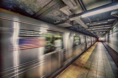 New York metro tren istasyonunda transit.