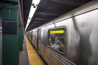 New York metro tren istasyonunda transit.