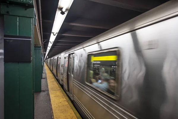 Транзитный Поезд Нью Йоркского Метрополитена — стоковое фото