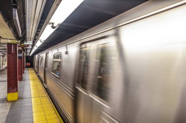 New York metro tren istasyonunda transit.