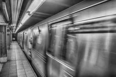 New York metro tren istasyonunda transit.